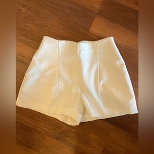 SHILLA Shorts - size M - White - high waisted